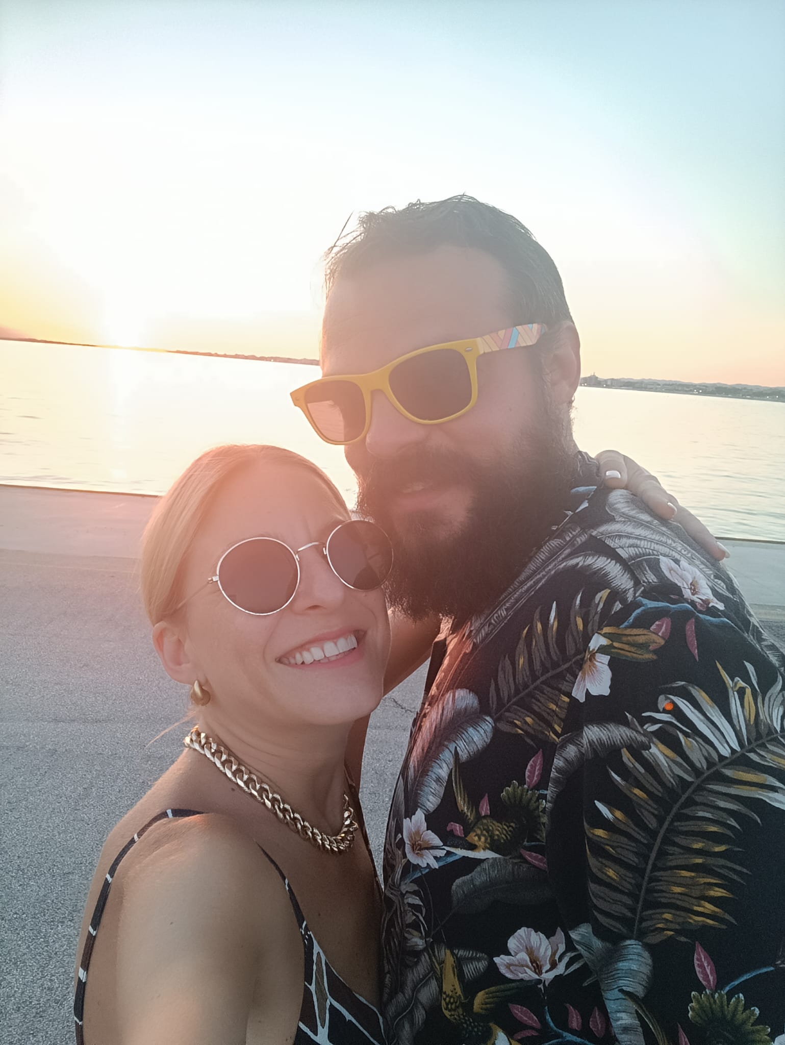 Paola e Damiano insieme al tramonto