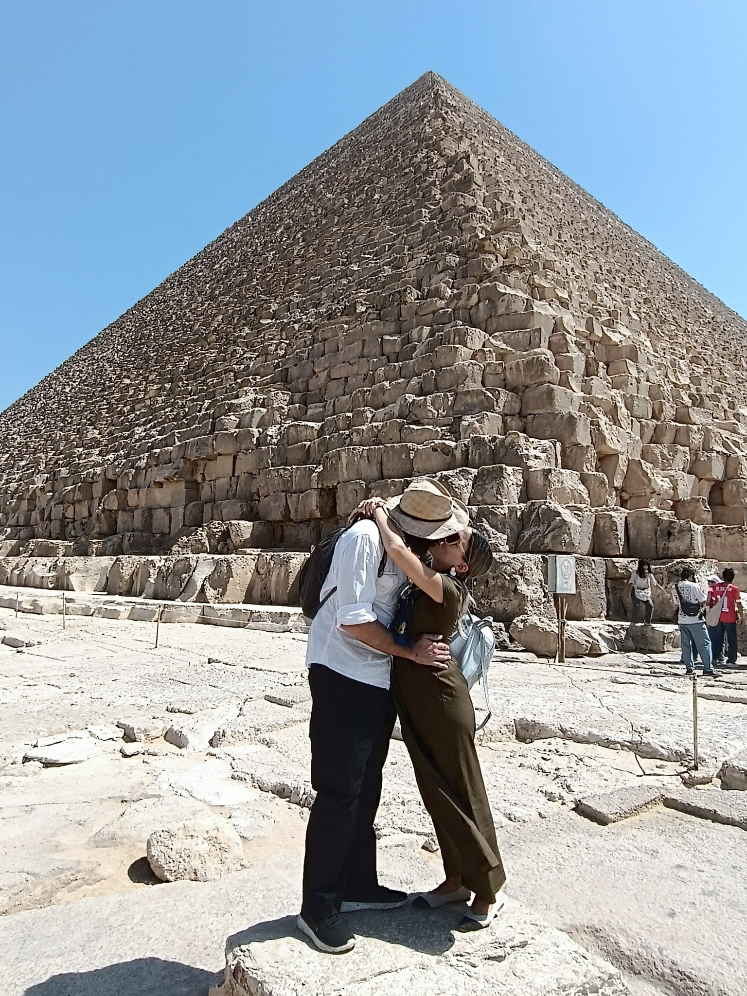 Paola e Damiano davanti alle piramidi