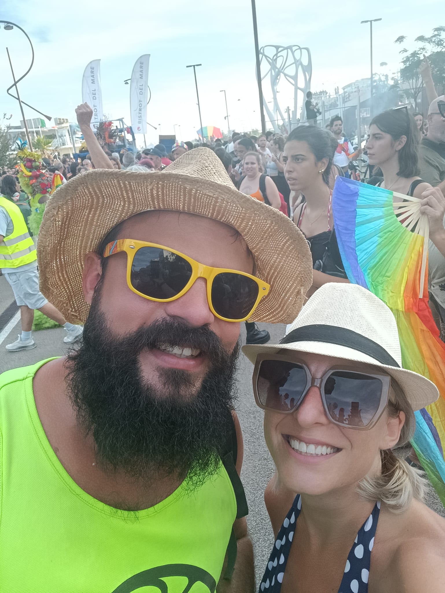 Paola e Damiano a una festa colorata