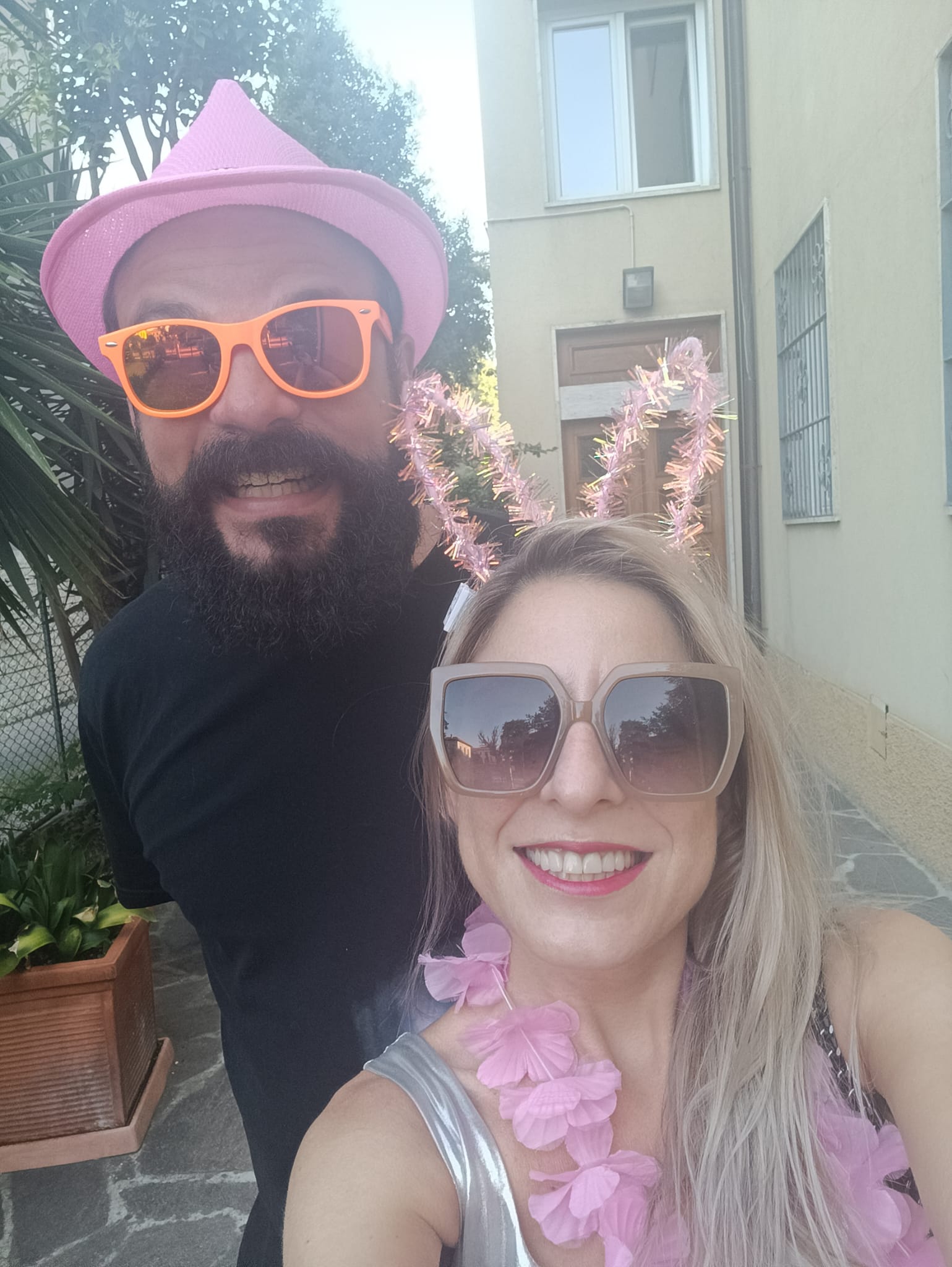 Paola e Damiano a una festa in rosa