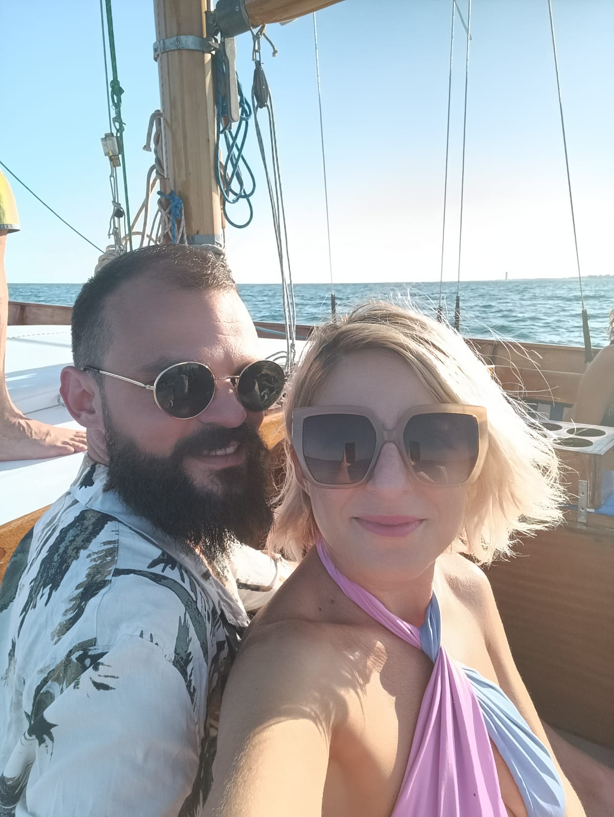Paola e Damiano durante una giornata in vela
