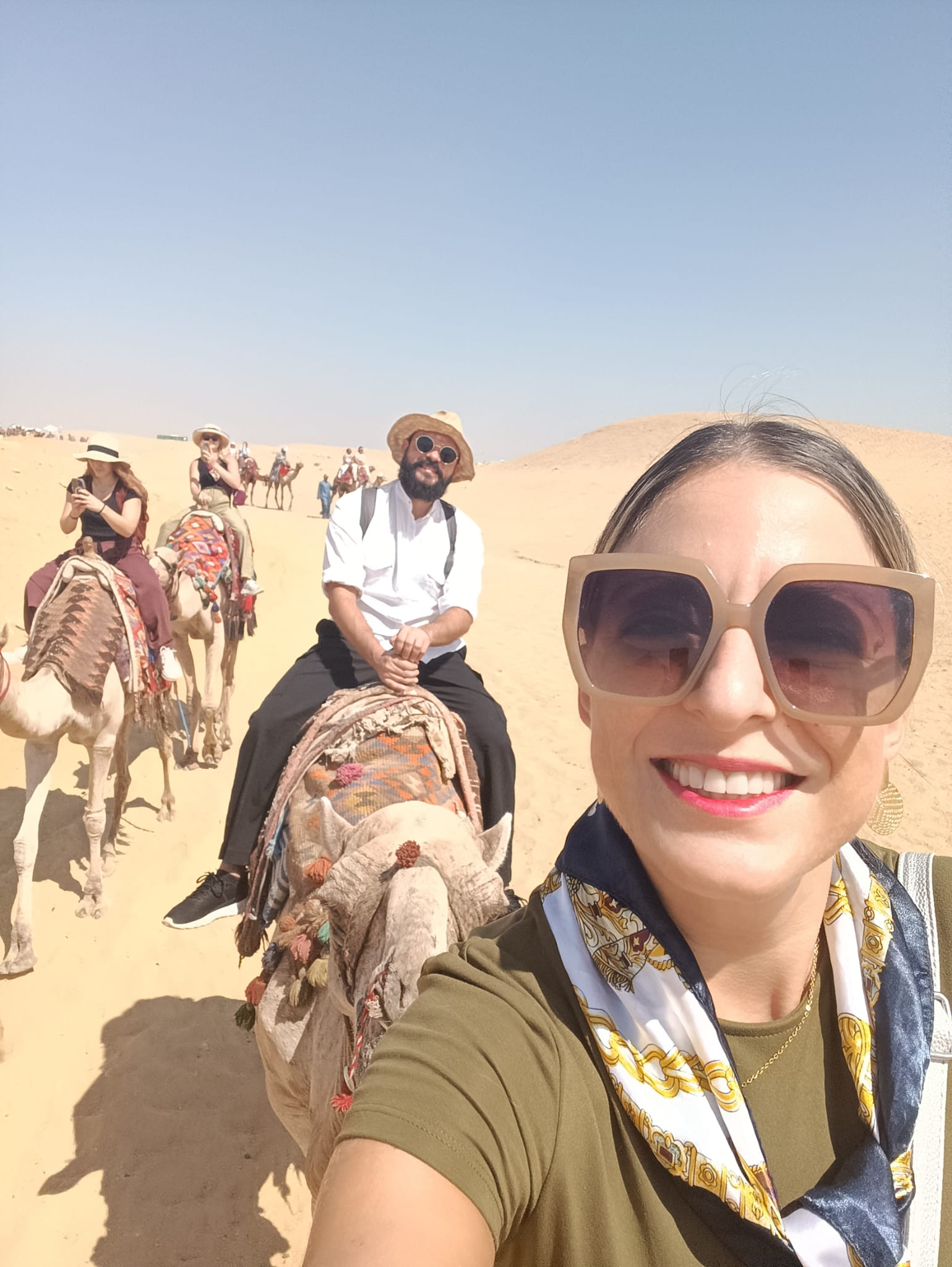 Paola e Damiano durante un viaggio nel deserto