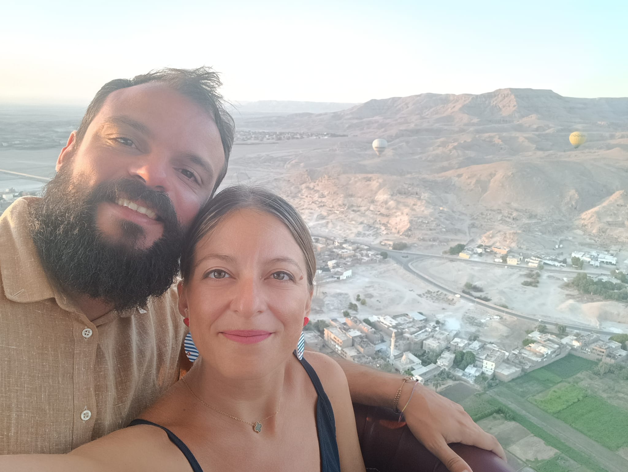 Paola e Damiano davanti a un panorama